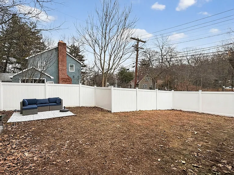 136 Oak St — Photo 20