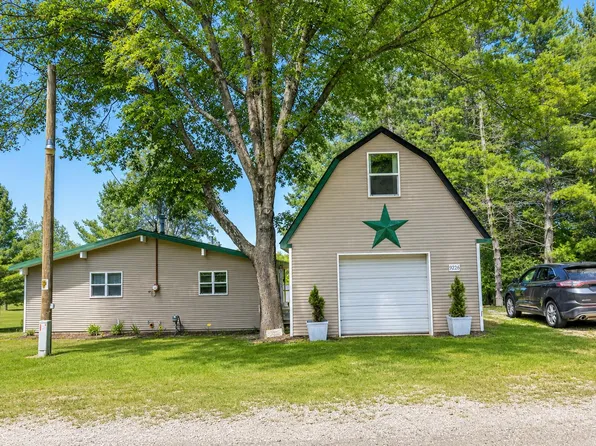 9226 Lakeside Dr, Atlanta, MI 49709