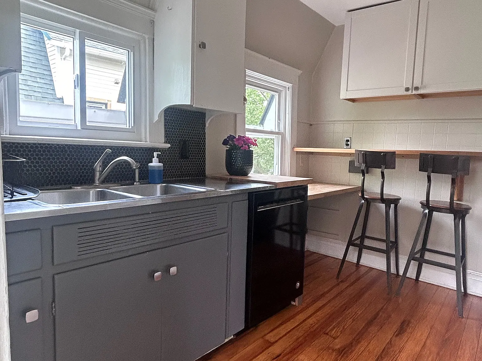 1216 E University Ave — Photo 4