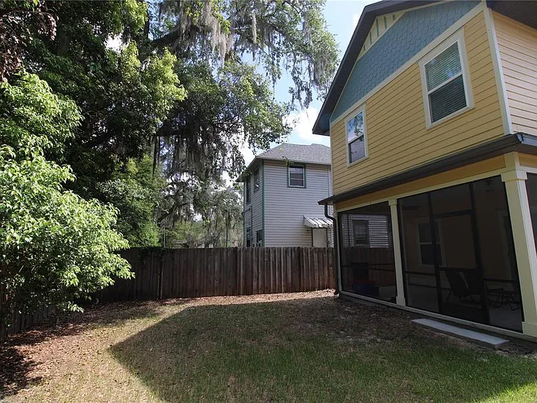 238 NE 9th St — Photo 25