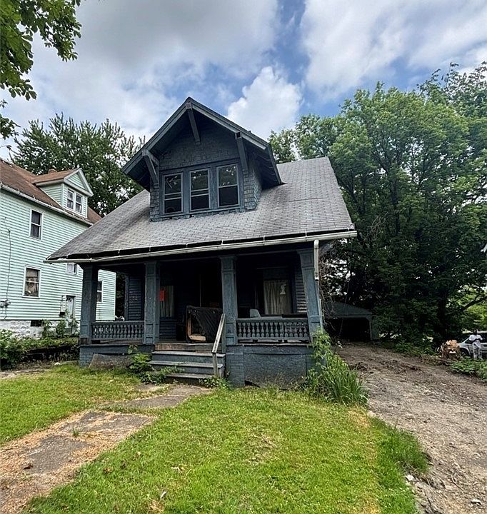 1st image of 40 Woodbine Ave W