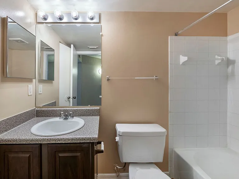 Courtney Manor Apartments — Photo 19