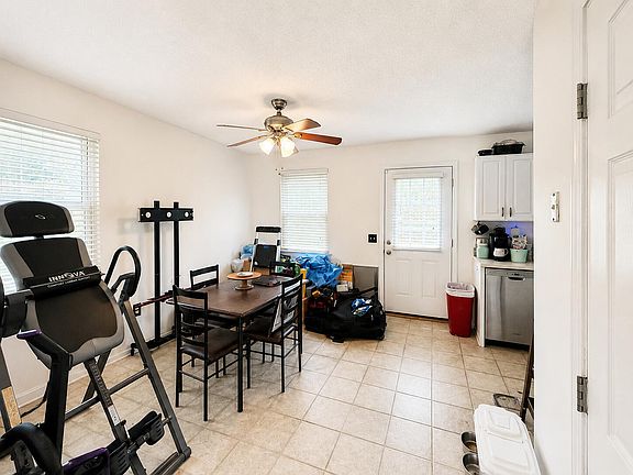 5th image of 415 Parkdale Dr APT 14A