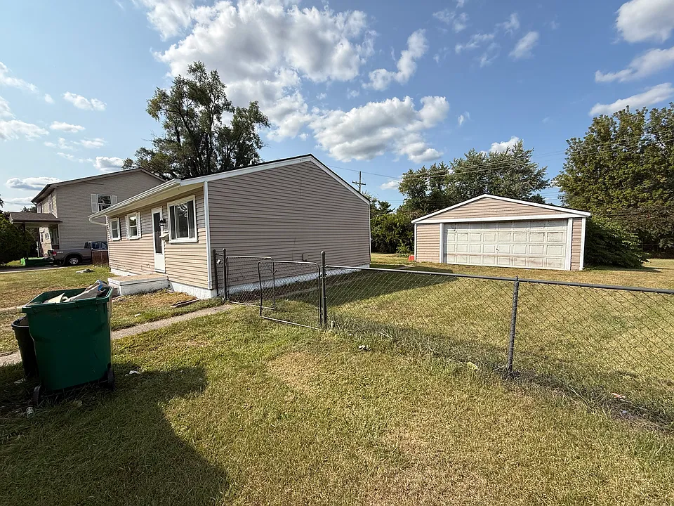 2737 Woodruff Ln