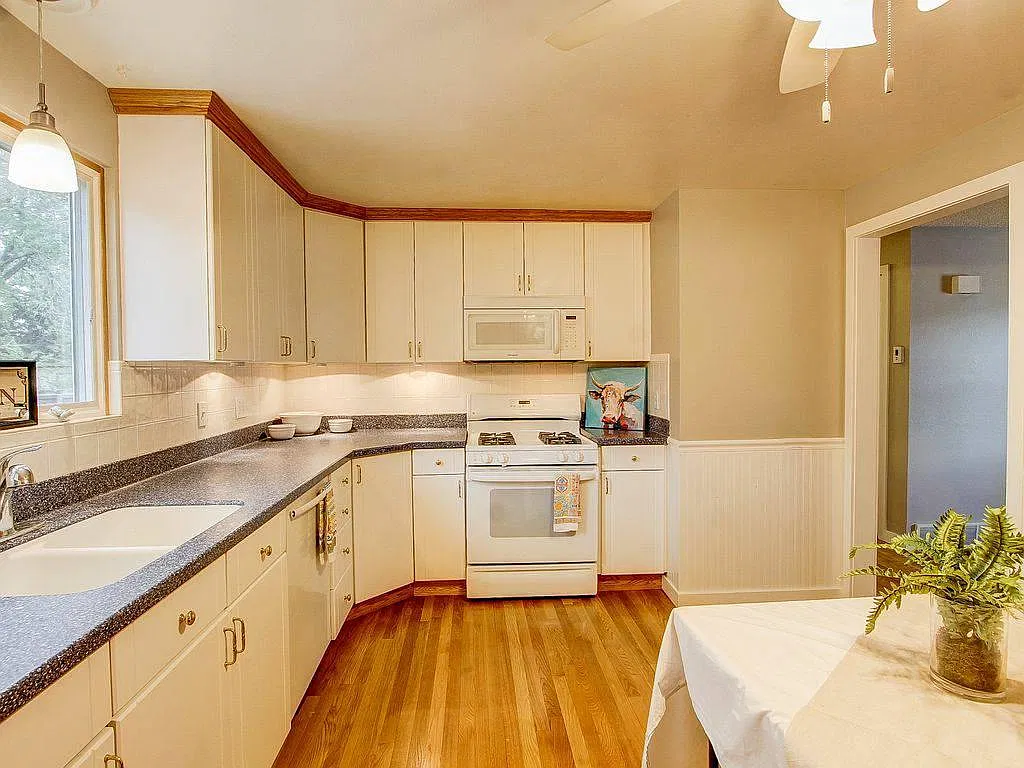 4 bed, 1600 sqft, $2,975 — Photo 2