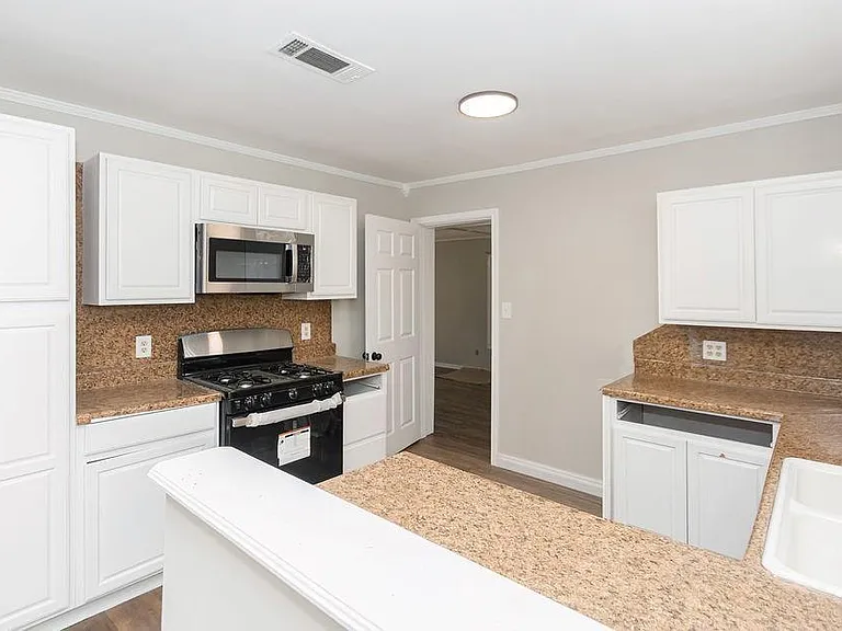 2523 S Broadway St — Photo 9