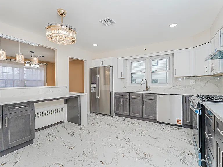 74 Caswell Ave — Photo 2