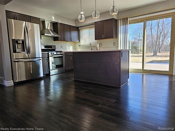 5th image of 2458 Lindell Rd