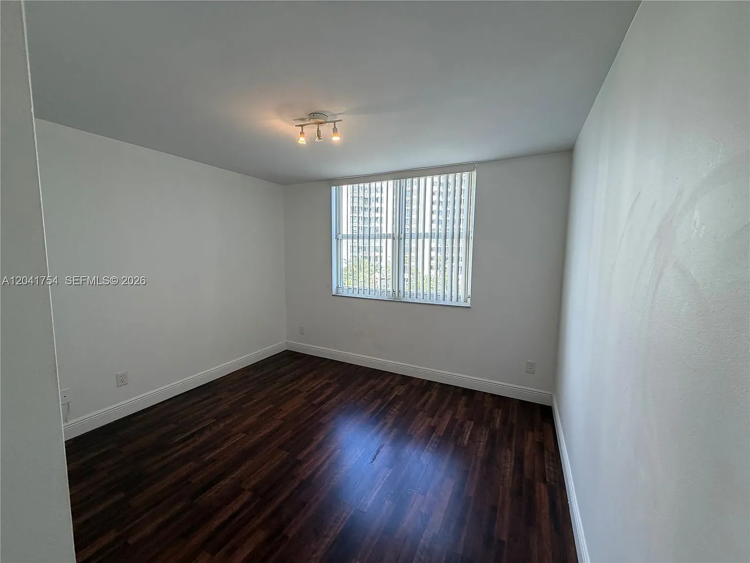 Isola Condo — Photo 3