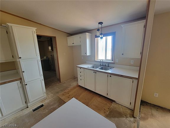 2nd image of 110 E Cottonwood Dr