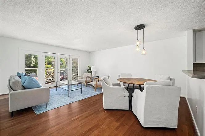 2 bed, 1008 sqft, $2,100 — Photo 2