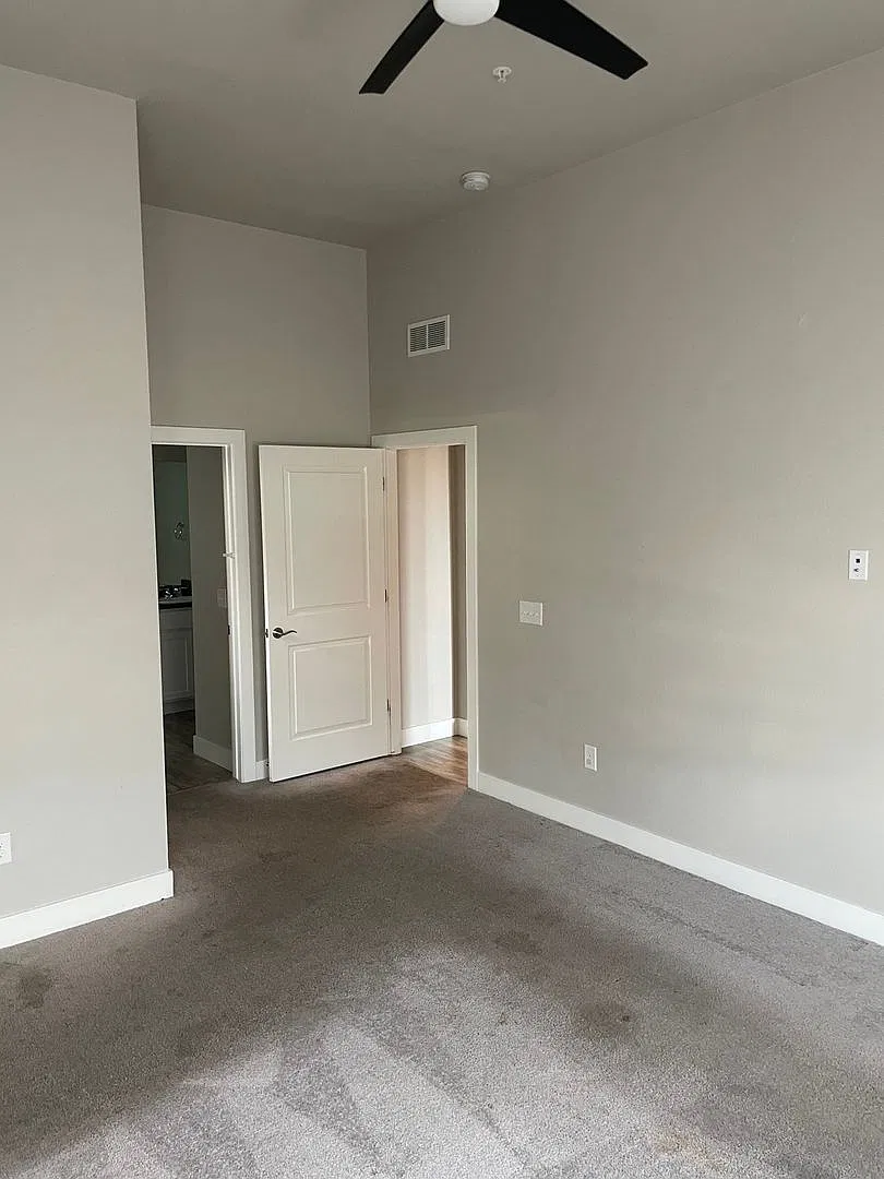 Charming 2BR Condo in Aurora — Photo 1
