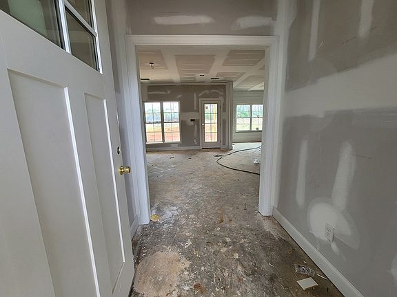 4th image of 227-52 Hollister Dr