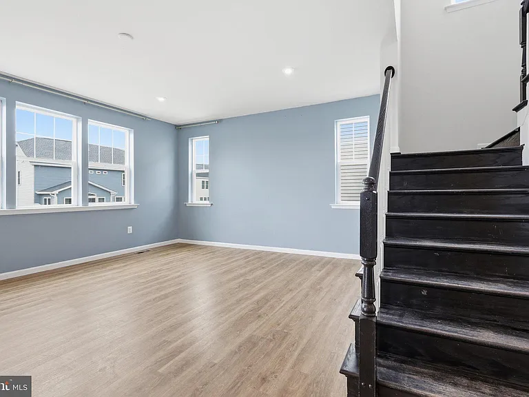 10302 Spotswood Dr — Photo 18