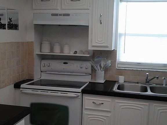 4th image of 2542 Emory Dr E