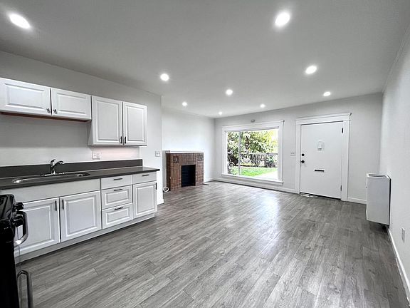 5th image of 135 E Buckthorn St #135