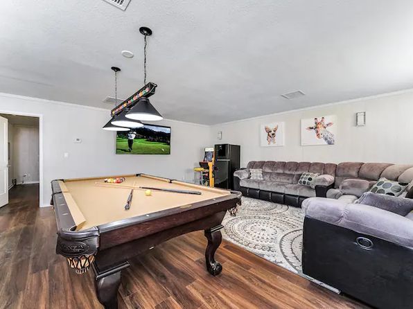 1217 E Marigold Ln