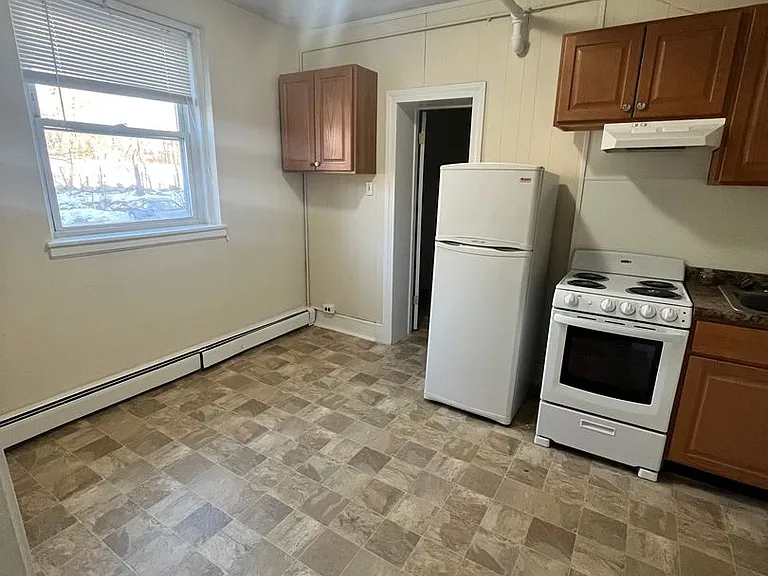 423 Pelham St — Photo 2