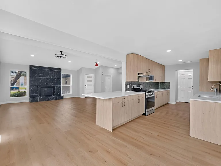 1807 Auburn Dr — Photo 2
