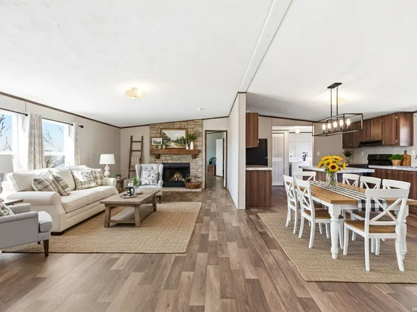 393 W County Road 5719, Devine, TX 78016