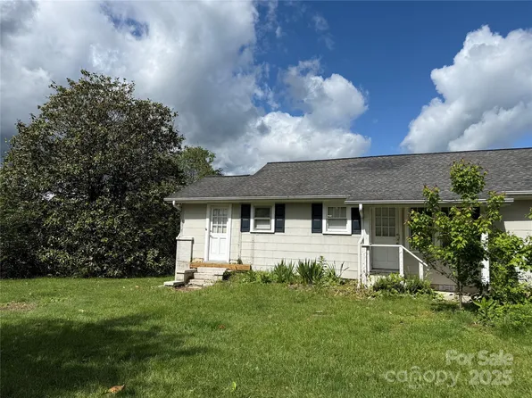 320 Ficker Cir, Hendersonville, NC 28739