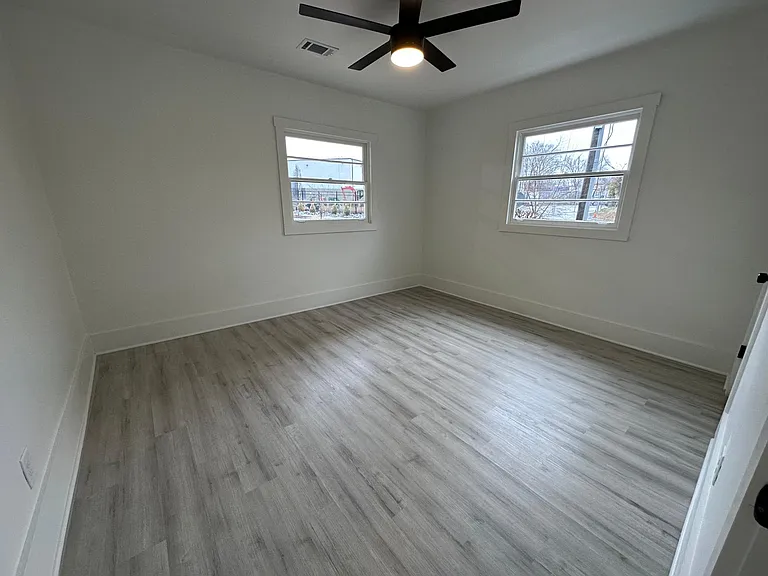 1076 Donnelly Ave SW #A — Photo 2