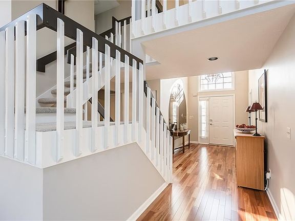 3rd image of 22 Stonebridge Cres
