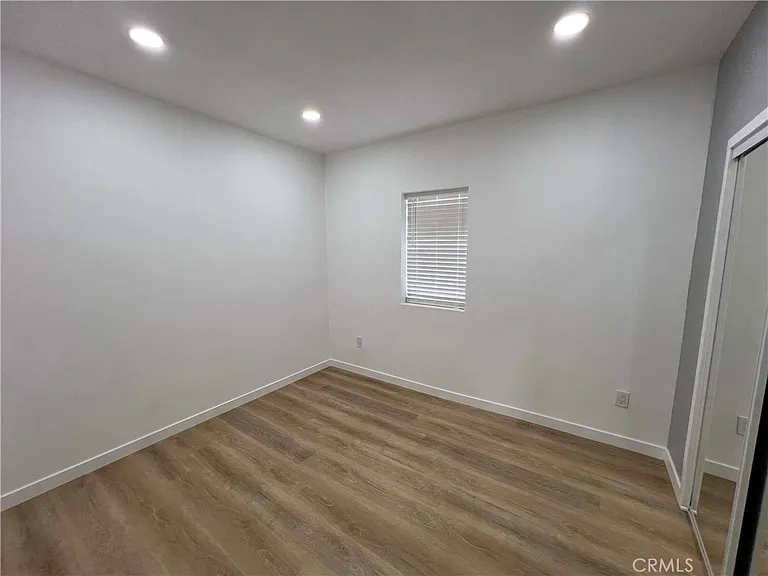 1561 W 38th Pl — Photo 3