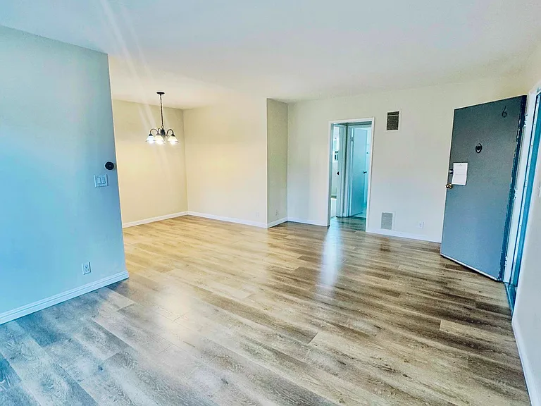 642 N. Hayworth Ave. — Photo 2