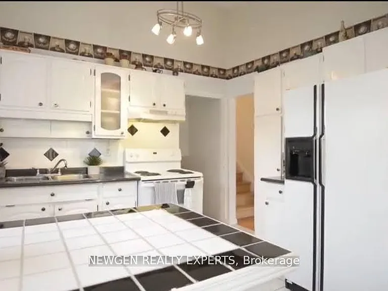 11 Lawrence Cres — Photo 4