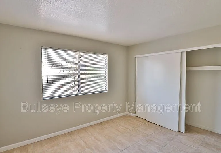 1540 W Mercer Ln #4 — Photo 6