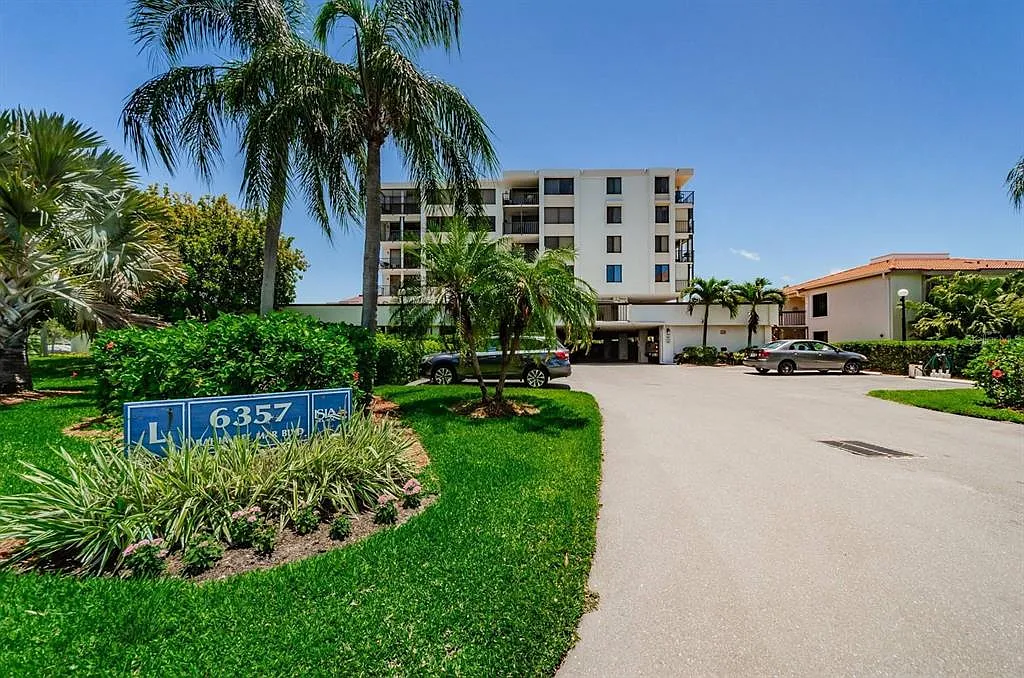 2 bed, 2.0 bath, 1050 sqft, $7,000 — Photo 2