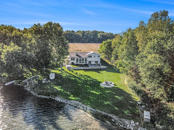 22533 Davis Dr, Three Rivers, MI 49093