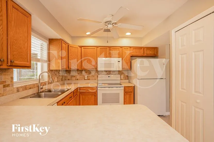 3 bed, 2.0 bath, 1438 sqft, $2,030 — Photo 4