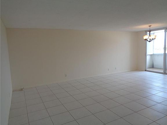 5th image of 3210 SE 10th St APT 7E