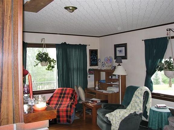 Living room w/fireplace