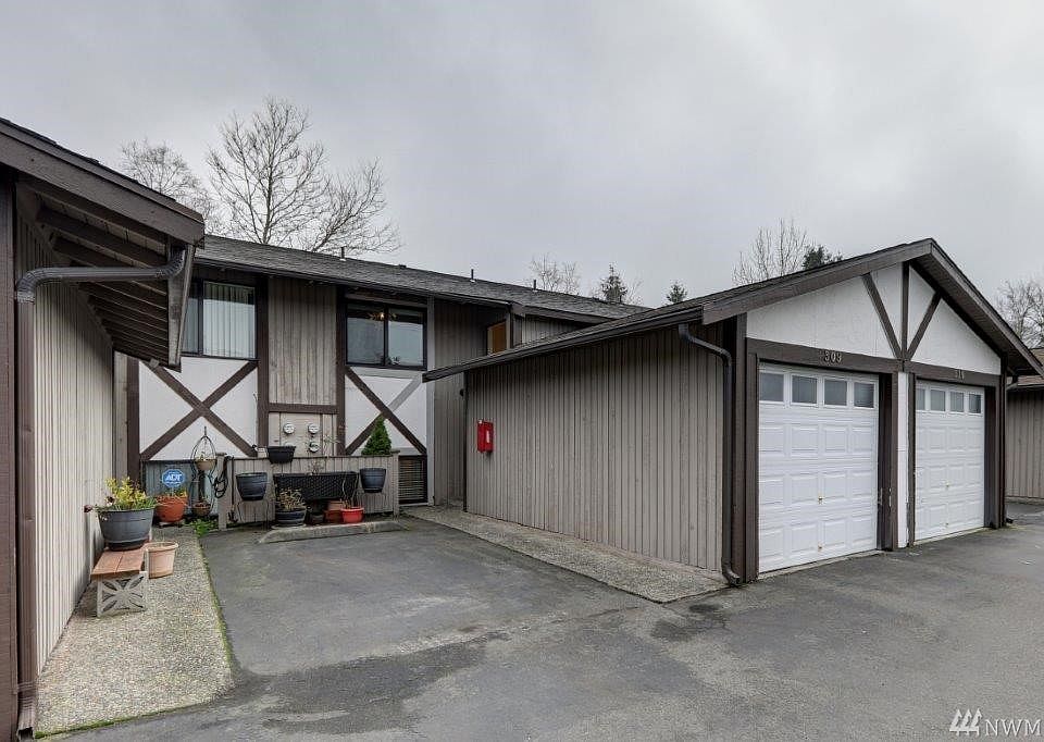 Townhome with one car attached garage!