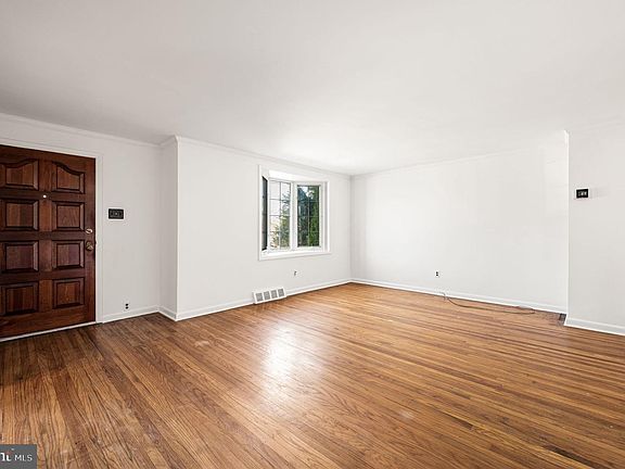 4th image of 255 Gibbons Rd
