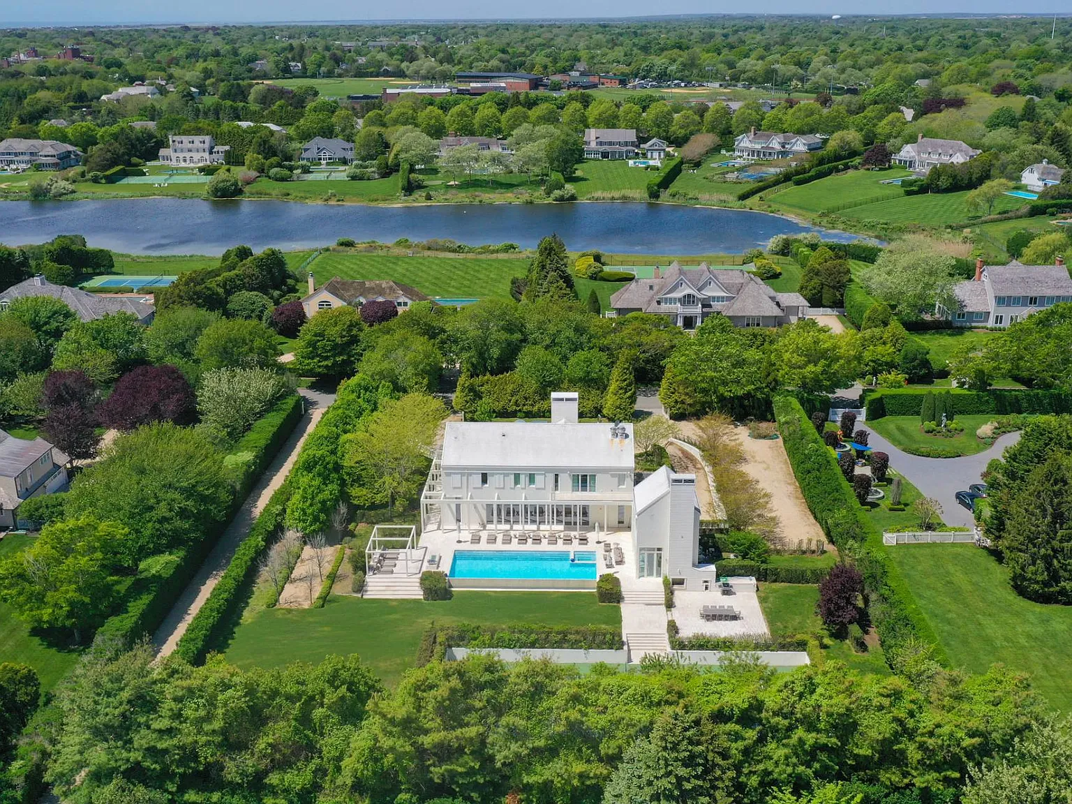 Southampton Village 10-Bedroom Estate with Tennis & Heated Pool — Photo 2