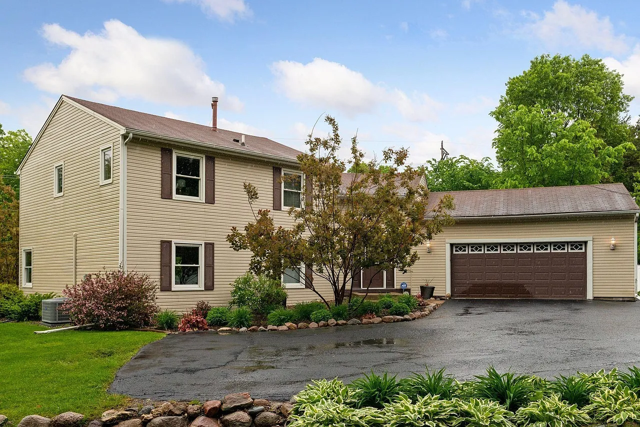 4 bed, 2570 sqft, $3,500 — Photo 1