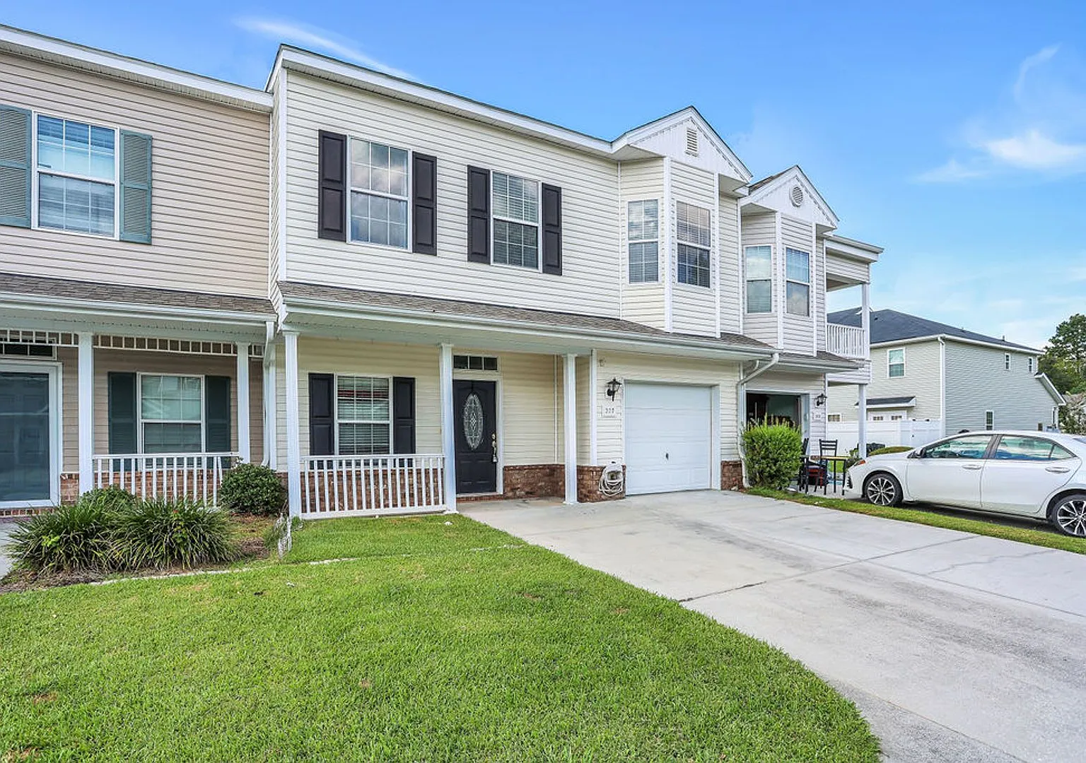 3 bedroom 3.5 bath townhome with garage — Photo 2