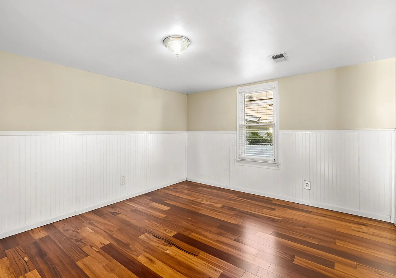 Beautiful beach home located in the highly desirable Shadowlawn area just blocks from the oceanfr... — Photo 4
