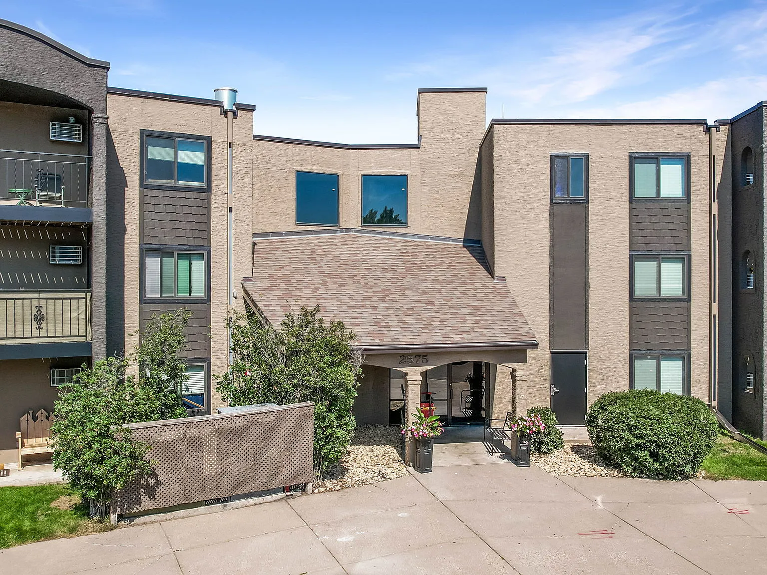 Pondview Apartments — Photo 4