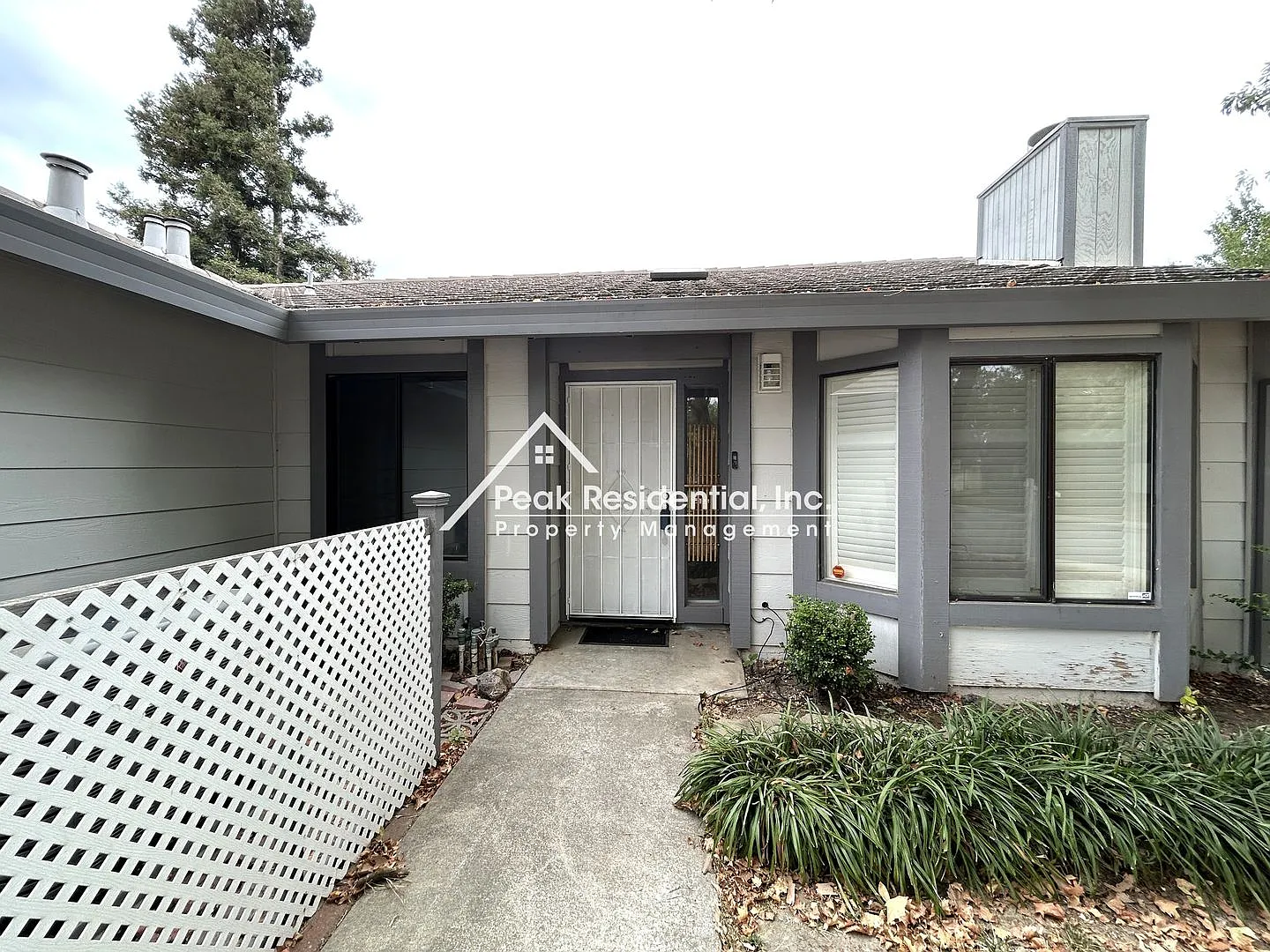 Beautiful 3 bedroom 2 bathroom house with 2 Car Garage! — Photo 3