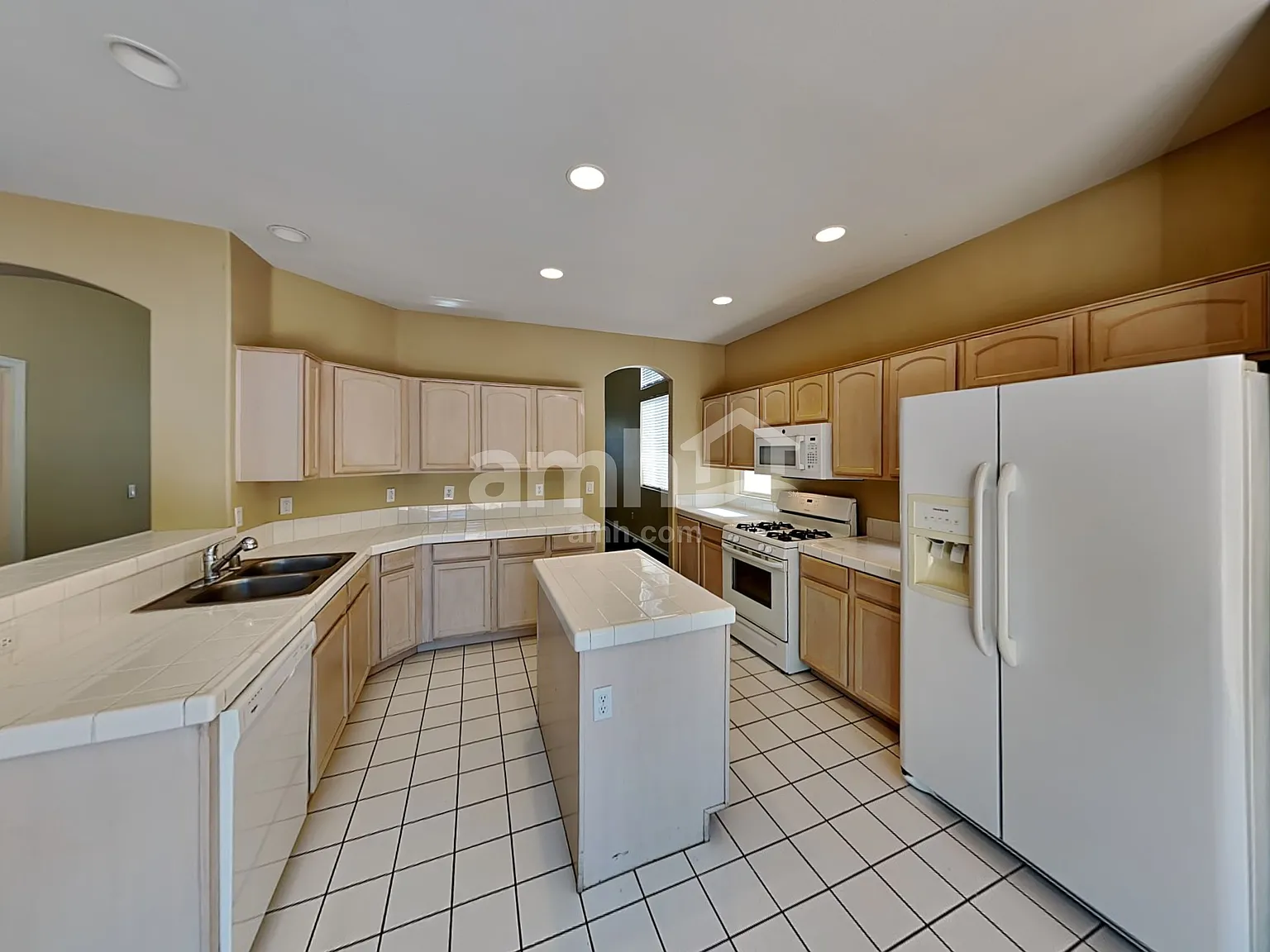 4 bed, 2.5 bath, 2251 sqft, $2,500 — Photo 3