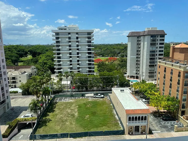 700 Biltmore Way #1015 — Photo 1