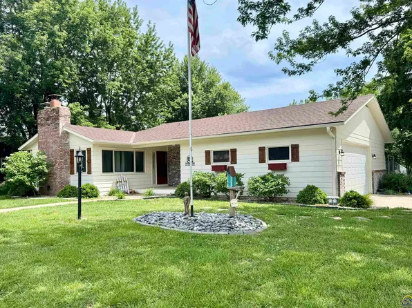219 Sioux Ave, Hiawatha, KS 66434