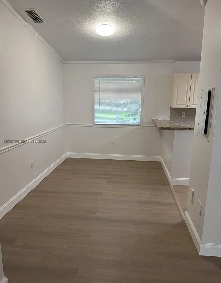 Venetia Gardens Condo — Photo 3