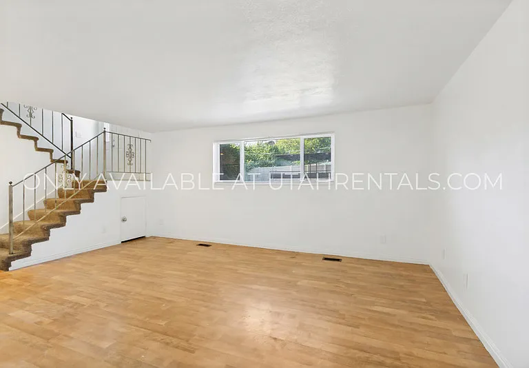 228 W Foxbridge Dr — Photo 1
