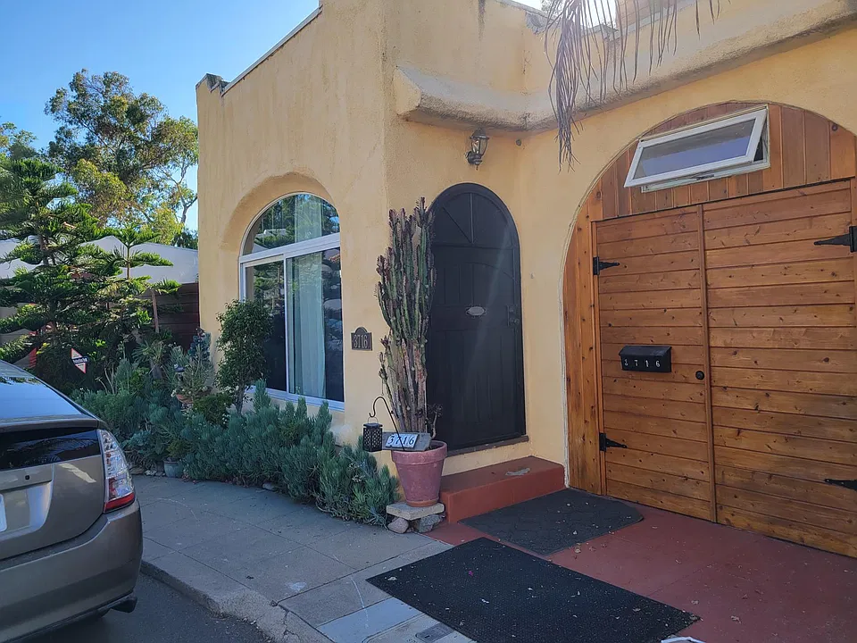3716 Robinson Pl